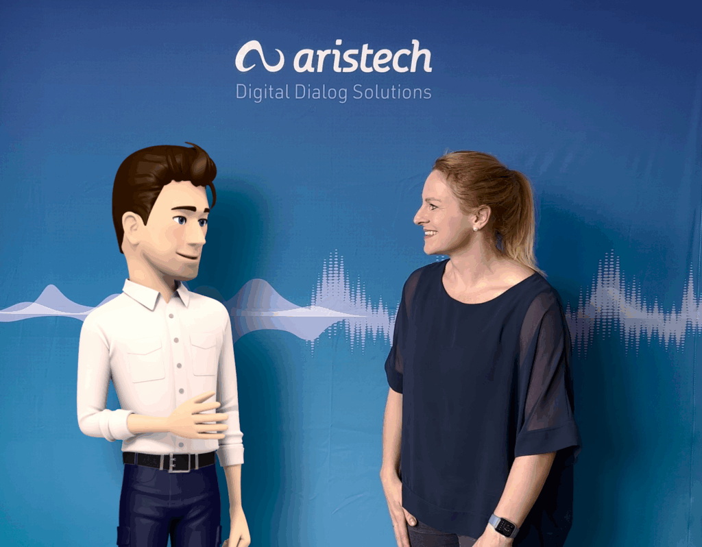 Eine Frau die mit einer Menschengroßen Puppe spricht