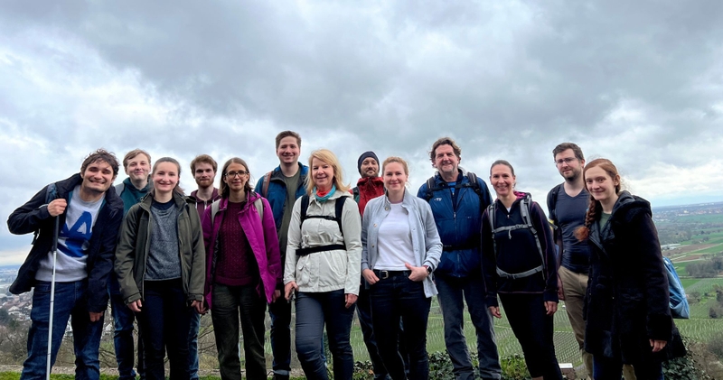 Eine Menschengruppe in der Natur