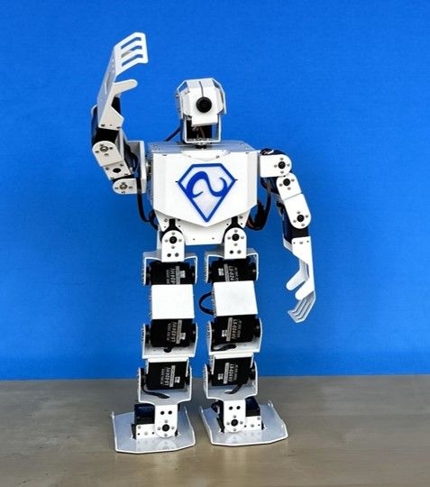 Ein kleiner Roboter mit dem aristech logo auf der Brust