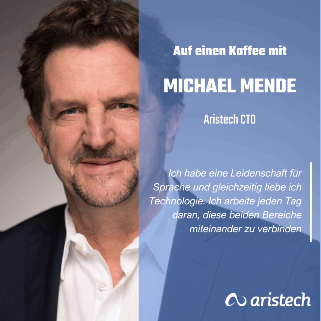 Ein lächelnder Mann vor einer Infotafel