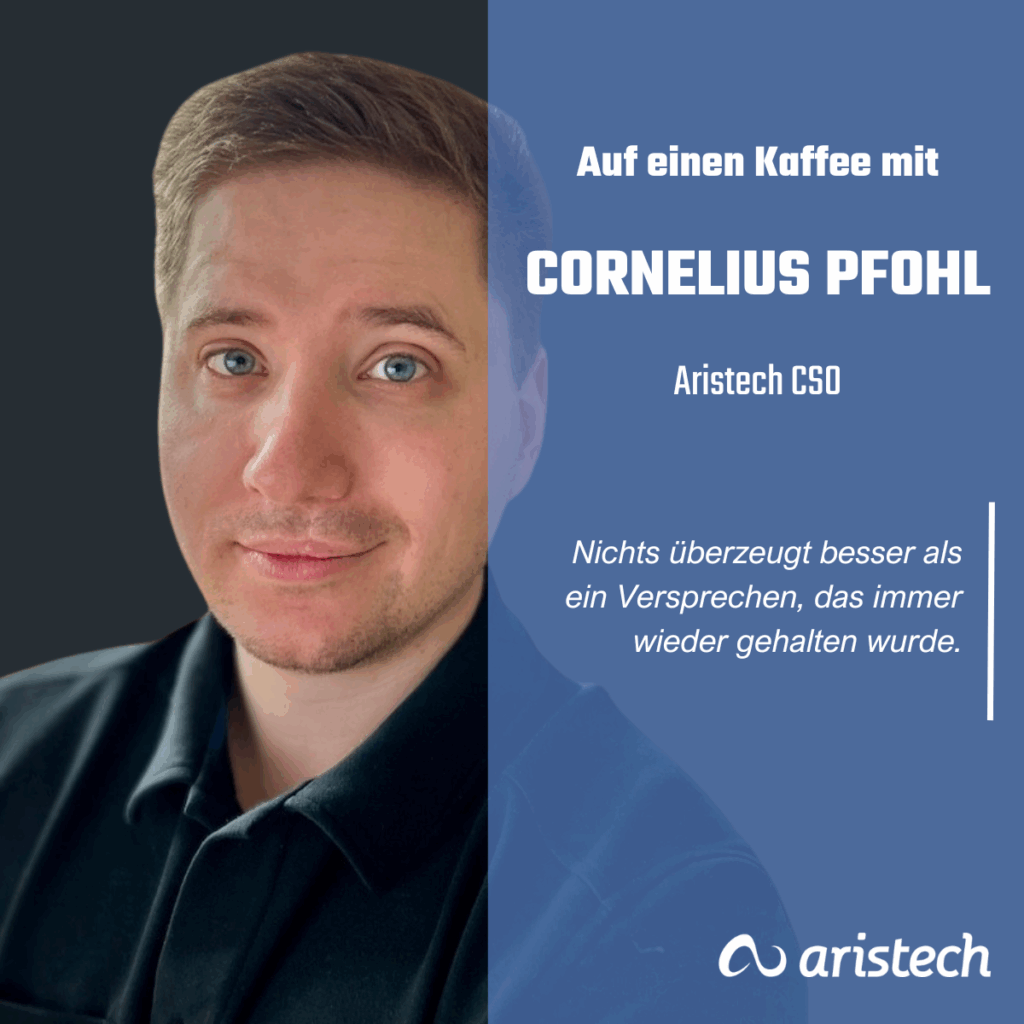 Ein Mann der Lächelt neben einem Infotext