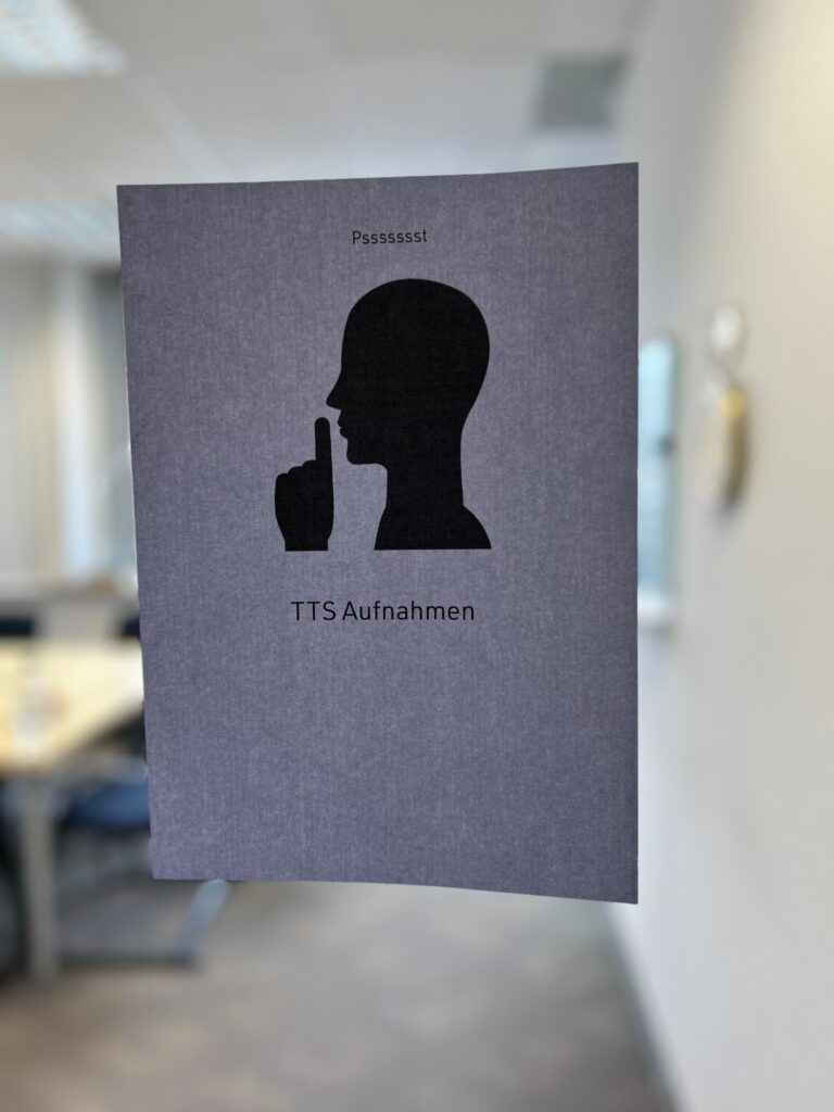 Blatt Papier auf dem steht: "PSST TTS Aufnahmen"