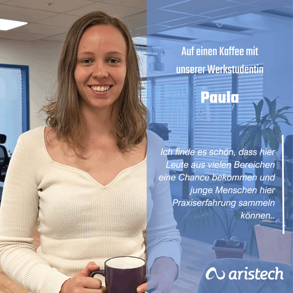 Frau steht vor Infotafel und lächelt