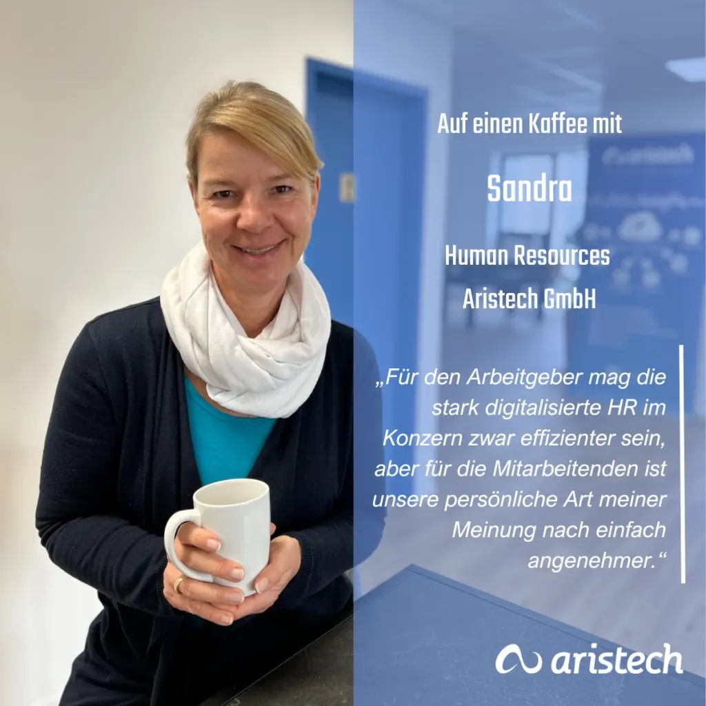 Frau hält eine Tasse, daneben Informationsplakat