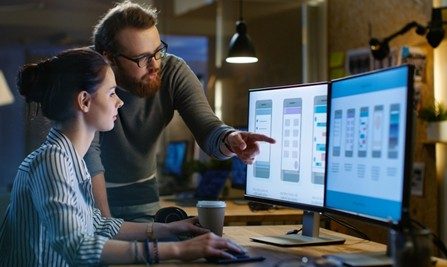 2 Personen vor dem PC