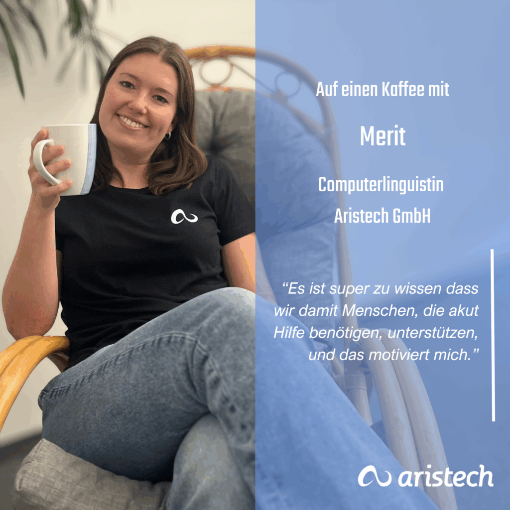 Frau sitzt entspannt und lächelt in die Kamera