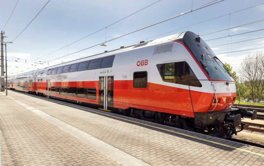 Moderner Zug an einem Bahnsteig