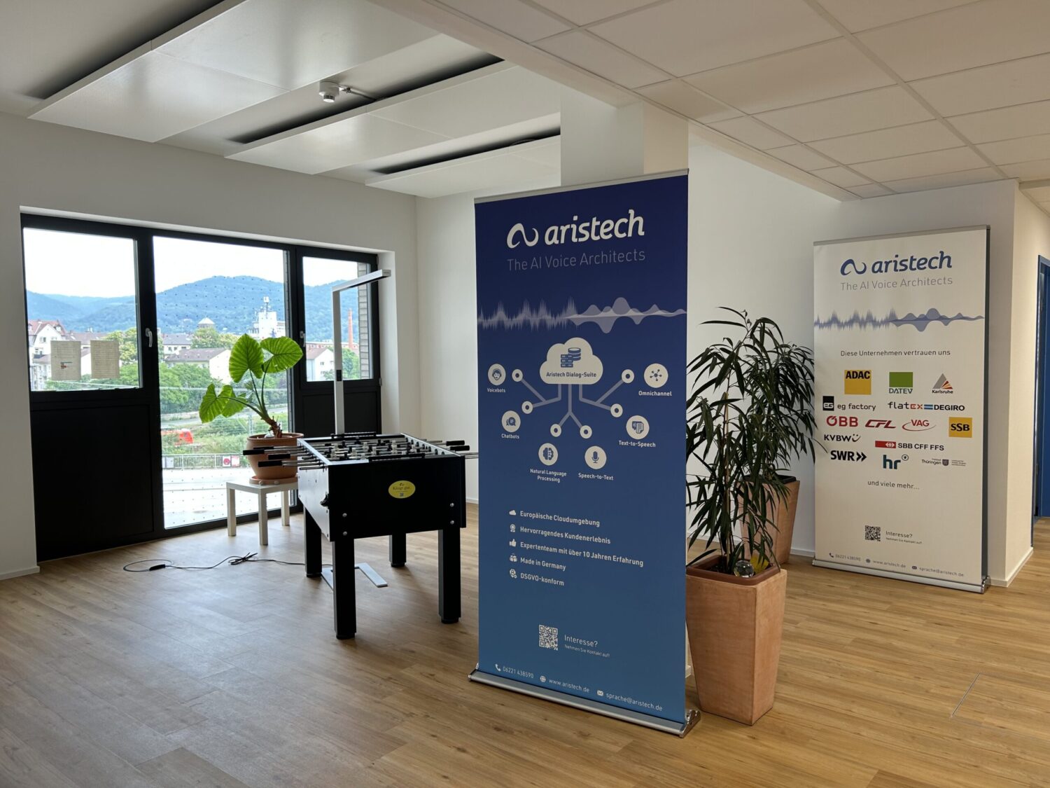 Ein Werbeposter für aristech steht in der mitte von einem Raum